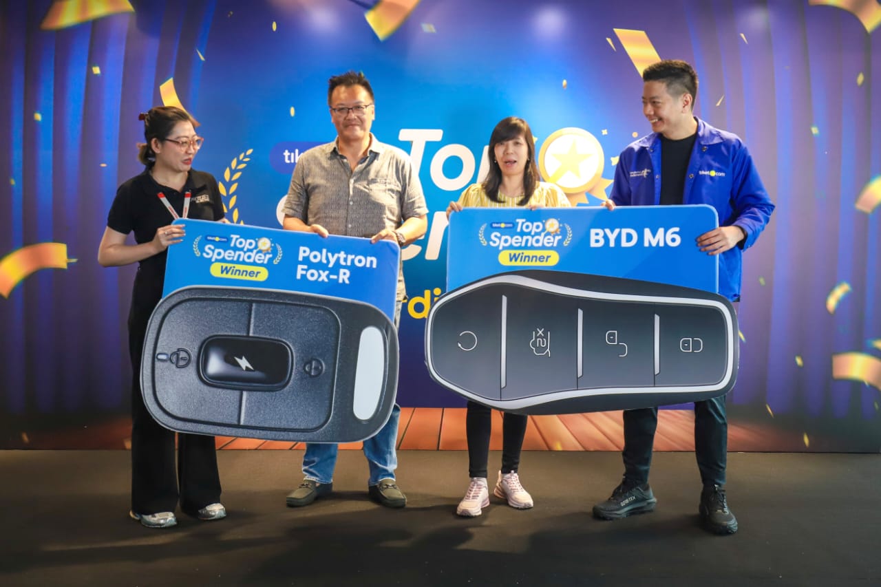 Kiri ke kanan: Vina Julita Wijaya (Head of Public Communications, Polytron), Lina (Pemenang kedua; diwakilkan oleh rekannya), Yuliana (Pemenang utama), Gaery Undarsa (Co-founder dan Chief Marketing Officer, tiket.com). Foto:Dokumentasi tiket.com