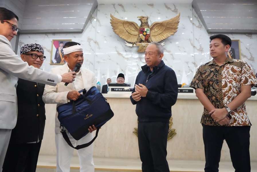 KDM Serahkan Rp1 Miliar dari Uang Pribadi untuk Pemain Persib yang Raih Hattrick Juara
